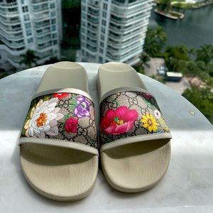 Gucci Gg Supreme Flora Print Slide in Beige
